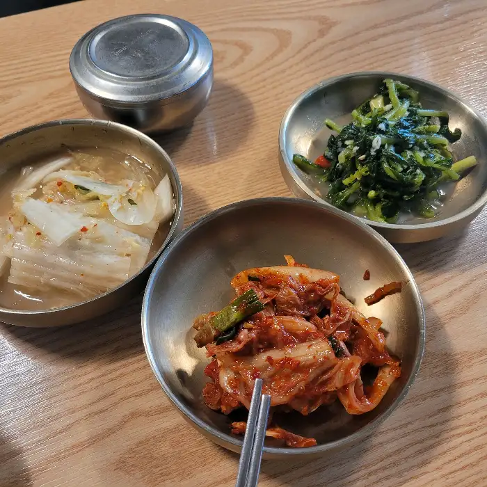 정갈하게 차려진 김치와 반찬들