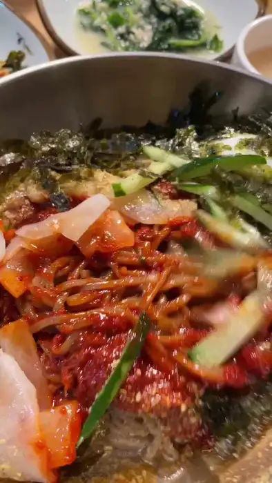 먹음직스러운 도토리 쟁반국수