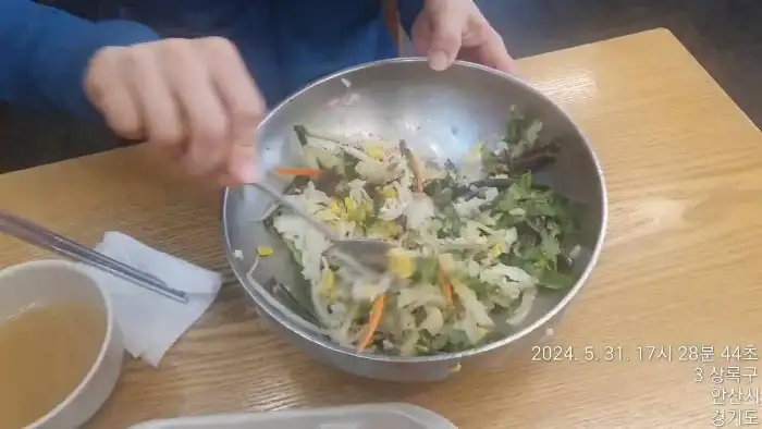 김치볶음밥 비비는 모습