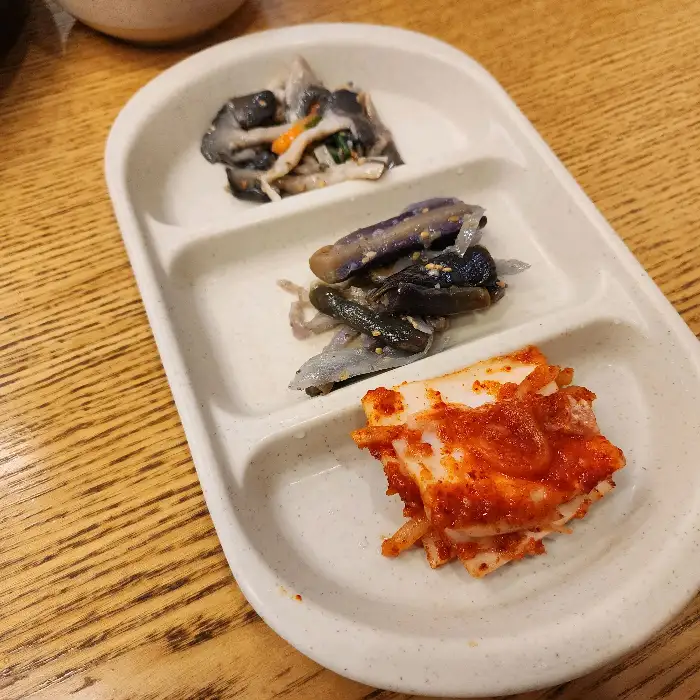 밑반찬이 담긴 세 칸 접시