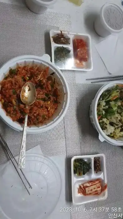 여러 음식이 담긴 식탁