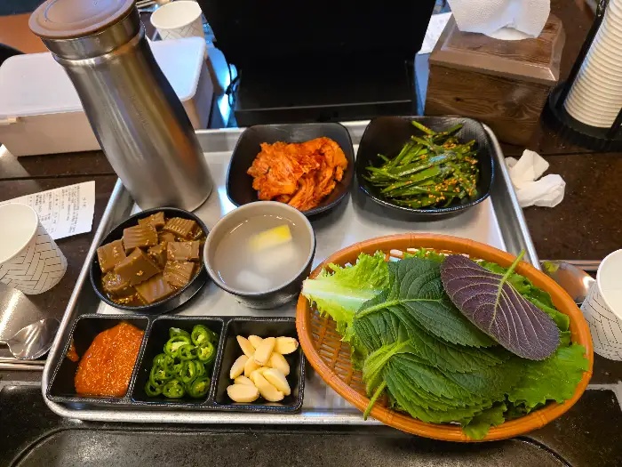 온돌오리구이 기본 반찬 및 쌈 채소