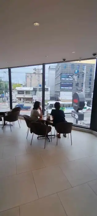 창밖 풍경을 감상하는 사람들