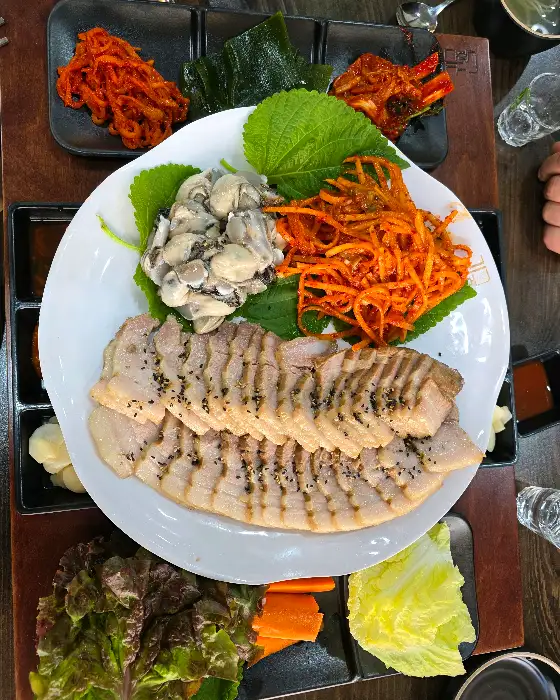 신선한 굴과 함께 나온 보쌈