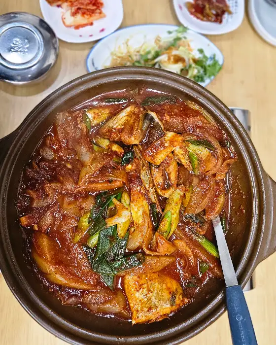 다양한 반찬이 정갈하게 차려진 테이블 모습