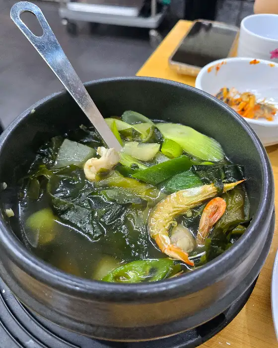 건더기가 푸짐한 미역국