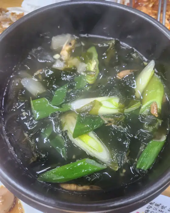 진한 국물에 다양한 재료가 들어간 옥돔 미역국