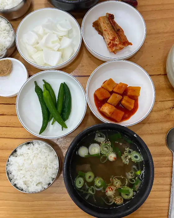 테이블에 차려진 곰탕 한 상차림