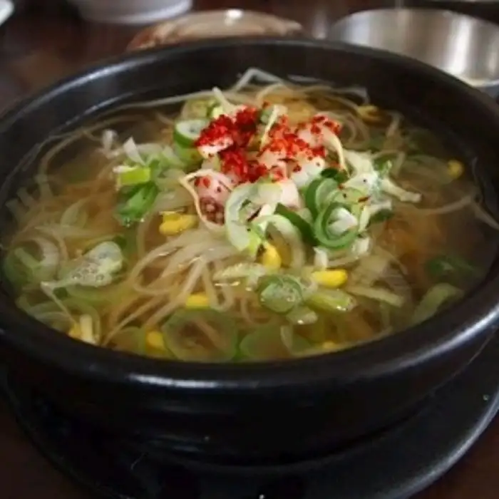 곰탕에 면과 파, 고추가루가 올라간 모습