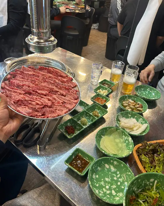 테이블에 차려진 갈비살과 밑반찬들