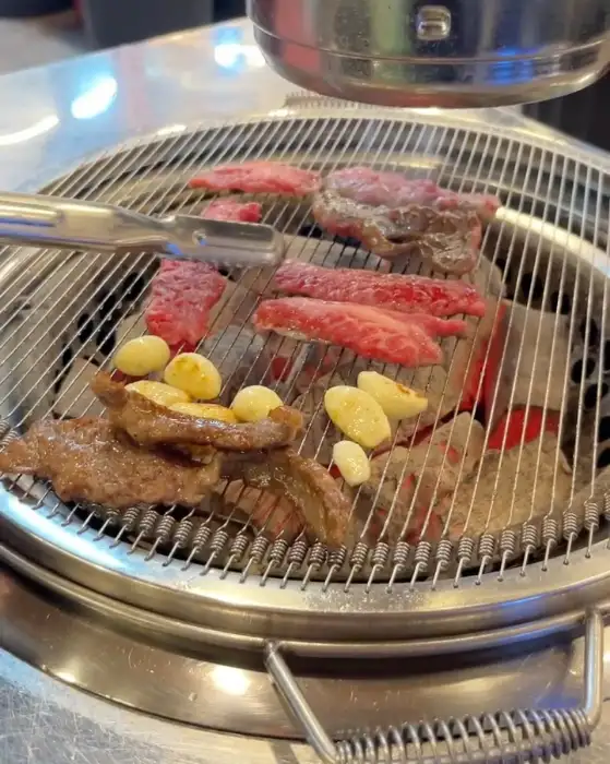 참숯 위에서 익어가는 갈비살과 마늘