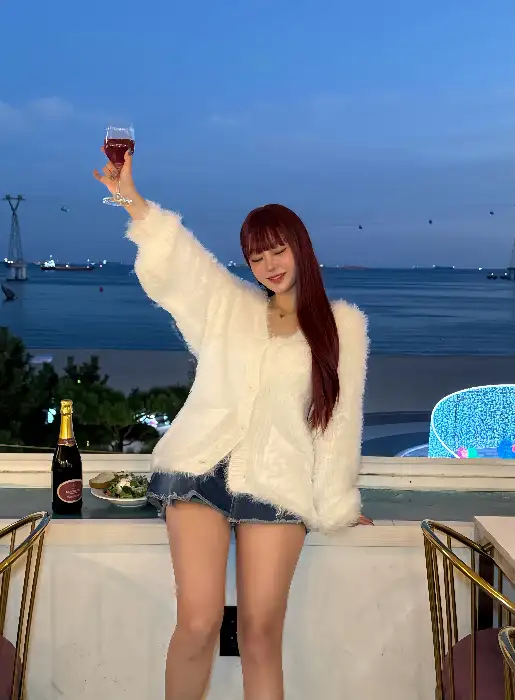 와인잔을 들고 있는 여성
