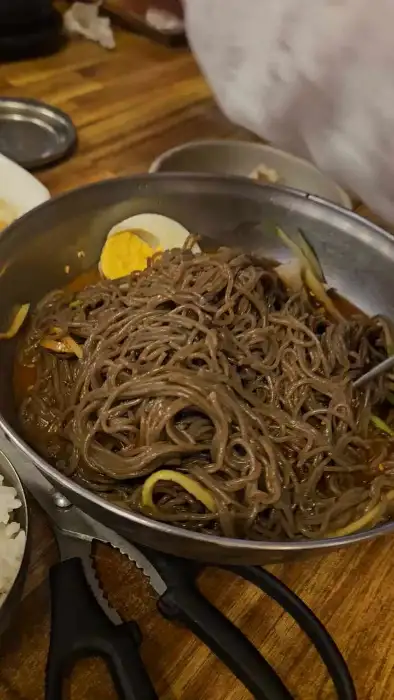 막국수 접시와 가위, 앞접시 등 식사 준비 모습