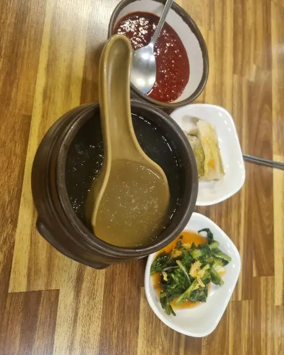뚝배기 육수와 곁들임 찬