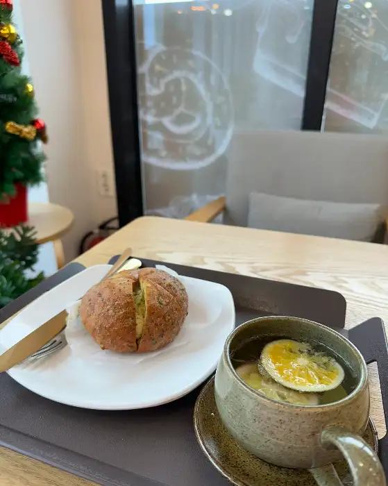 빵과 음료 세트