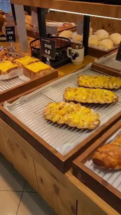접시에 담긴 빵