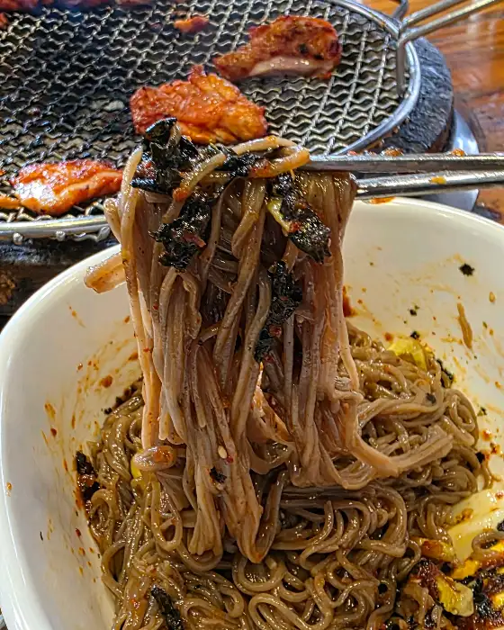 숯불 위에서 구워지는 닭갈비
