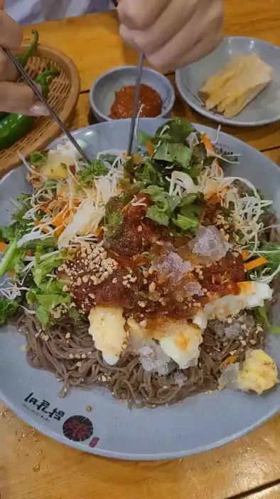 푸짐한 양의 비빔 막국수