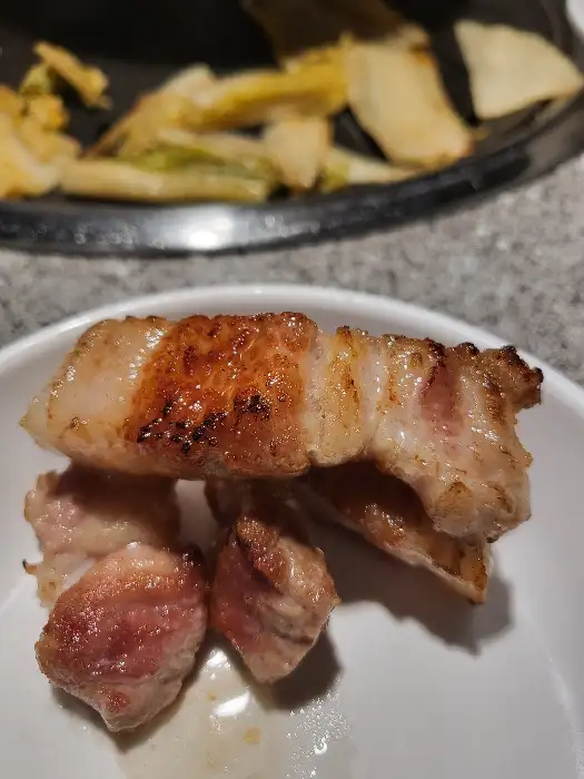 노릇하게 구워진 우대갈비 한 점