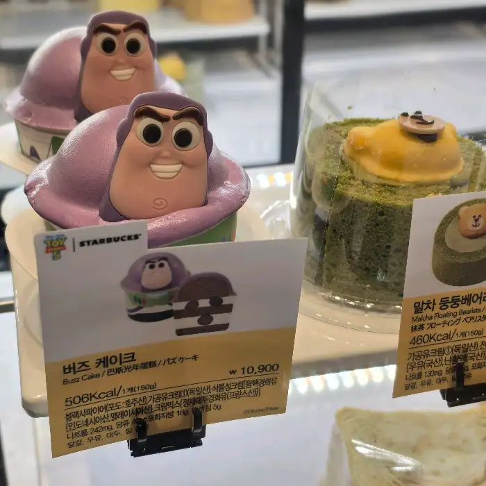 캐릭터 모양의 버즈 케이크