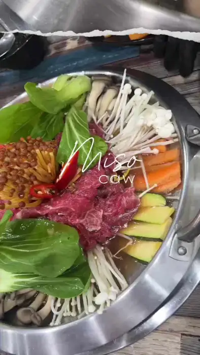 각종 채소와 신선한 고기가 담긴 냄비 요리