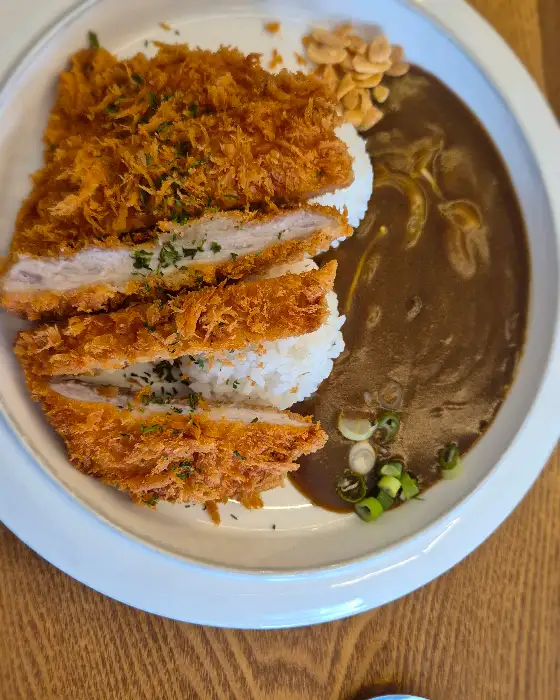 카레와 돈까스, 밥이 함께 나온 모습