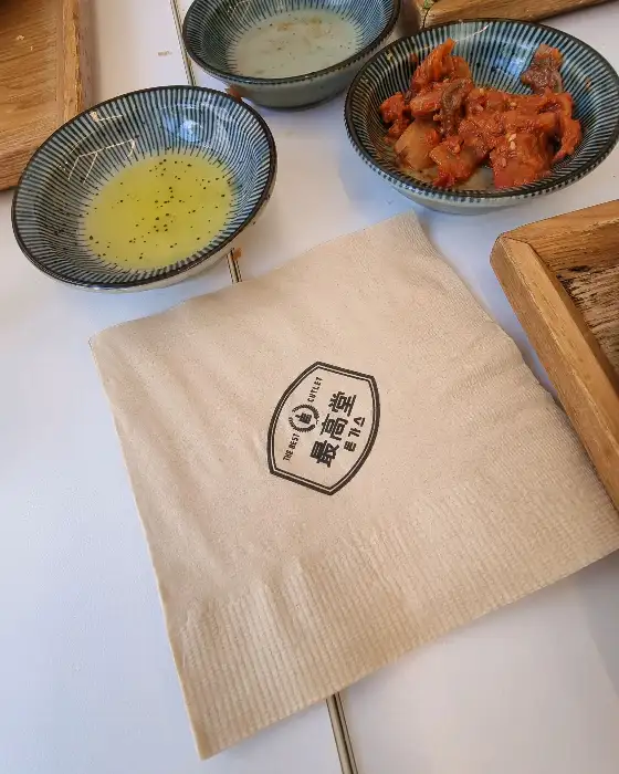 가게 로고가 찍힌 냅킨과 작은 반찬 그릇들