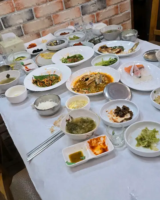 풍성하게 차려진 반찬들