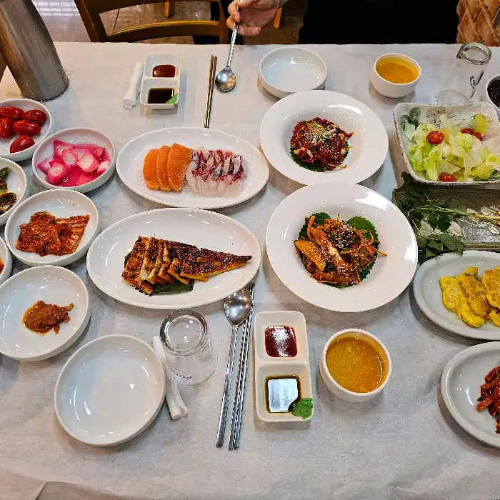 다양한 음식이 담긴 테이블