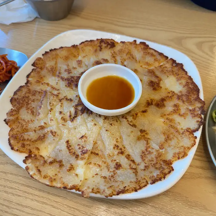간장 소스와 함께 나온 감자전