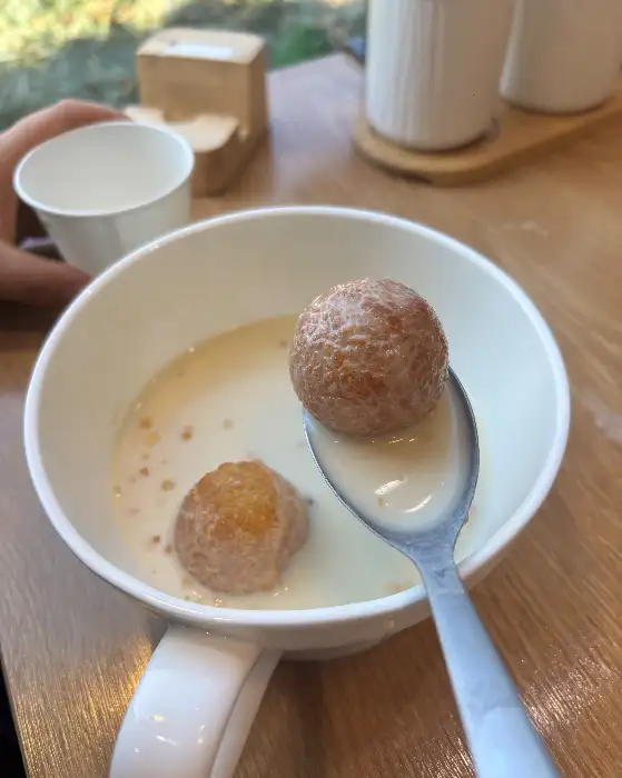 식탁 위에 놓인 콩국과 찹쌀 도넛.