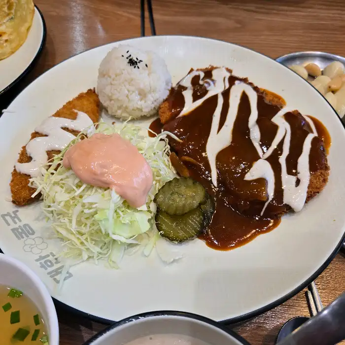 돈까스, 밥, 샐러드가 함께 나오는 돈까스 메뉴.