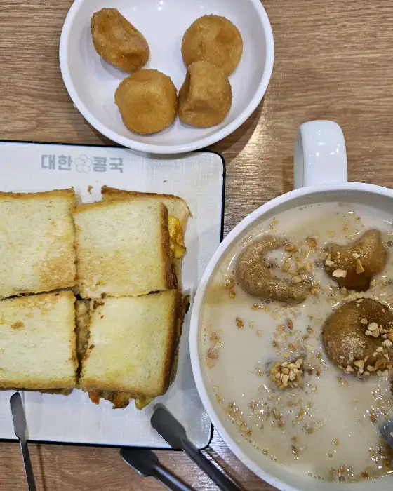 테이블에 차려진 콩국, 빵, 찹쌀 도넛.