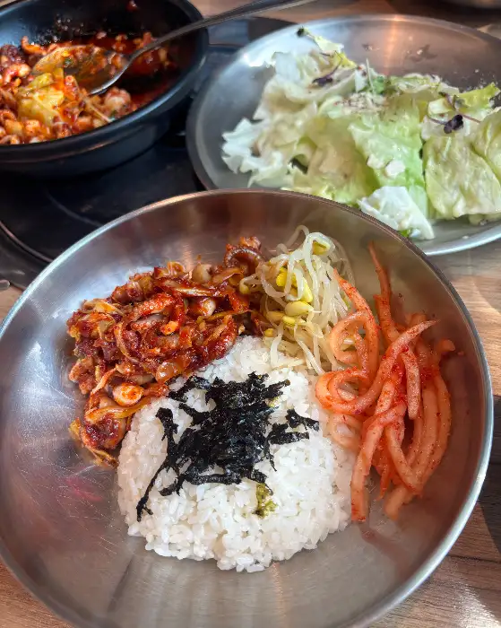철판 쭈꾸미 볶음과 밥, 샐러드