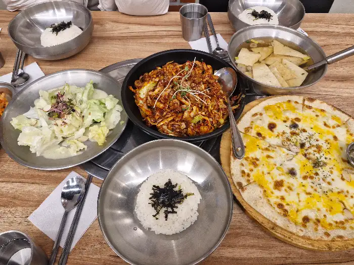 쭈꾸미 볶음, 피자, 샐러드, 밥 등 한상차림