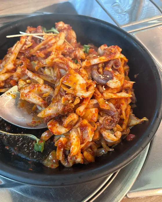 매콤하게 볶아진 쭈꾸미