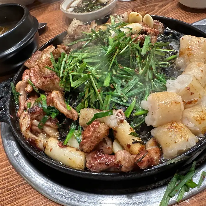 다양한 종류의 곱창과 대창이 푸짐하게 담겨 지글지글 익어가고 있는 모습.