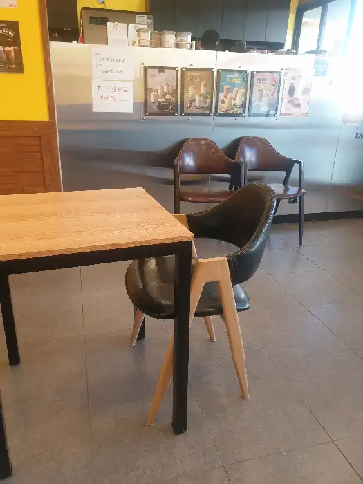 봄봄커피 매장 내부 테이블과 의자