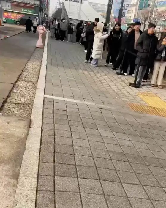 매장 앞 줄 서 있는 사람들