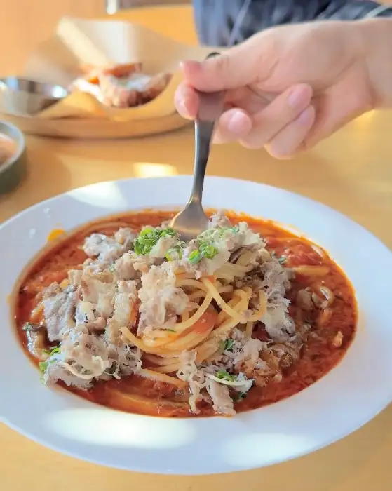 우삼겹이 듬뿍 올라간 토마토 파스타