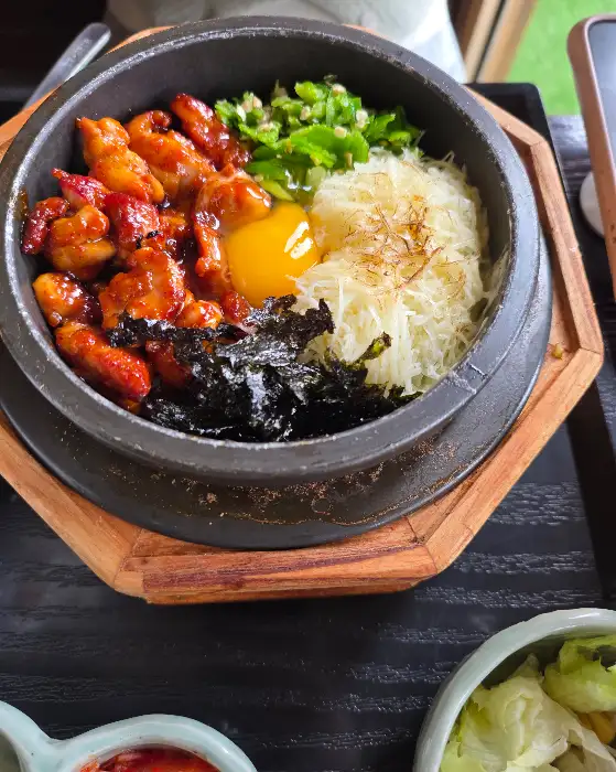 먹음직스러운 닭갈비 솥밥