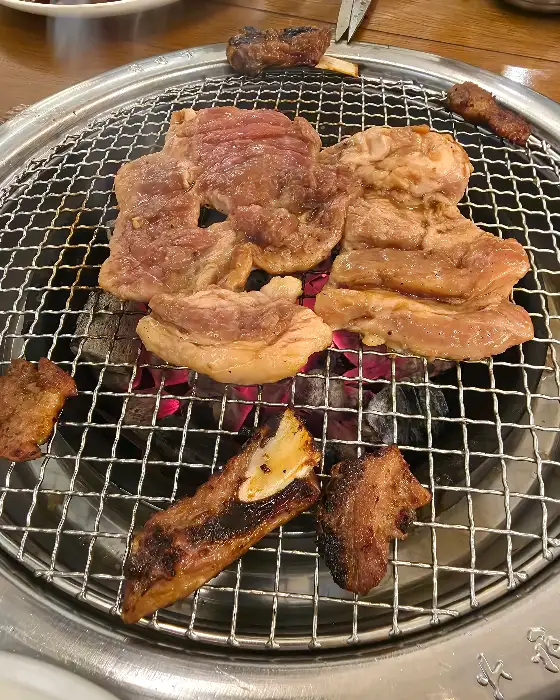 맛있게 구워지고 있는 숯불 돼지갈비