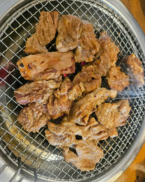 숯불 위에서 잘 구워진 돼지갈비