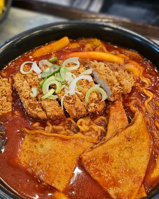푸짐하게 담긴 치즈 돈까스