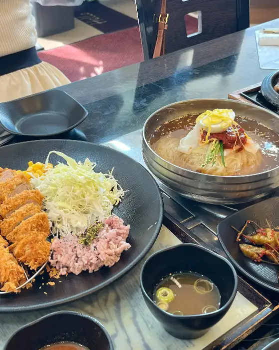 시원한 비주얼의 밀면