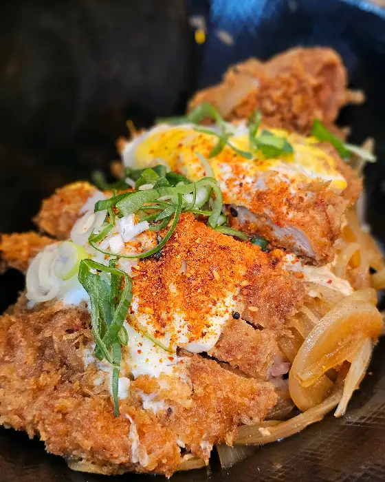 여러 가지 음식이 함께 차려진 식탁