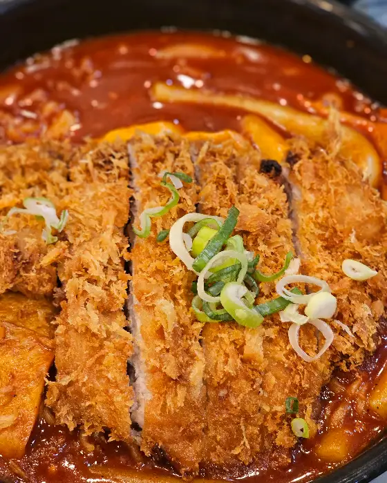 김치우동 위에 돈까스가 올라간 모습