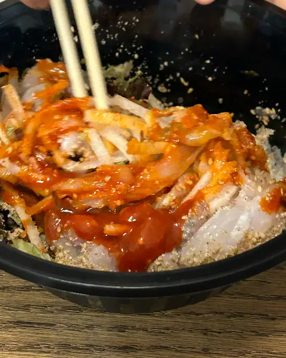 젓가락으로 비벼지는 물회