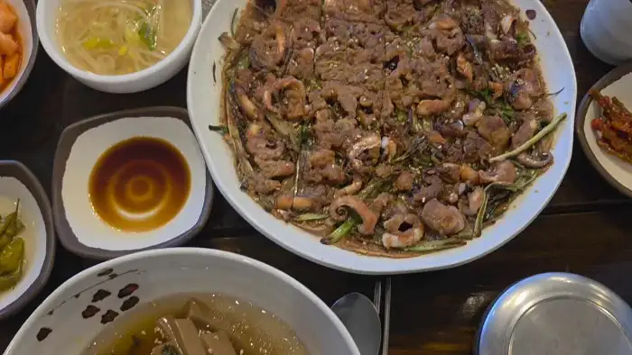 테이블에 차려진 다양한 음식들