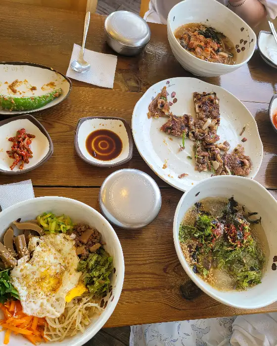 테이블 세팅 및 메뉴